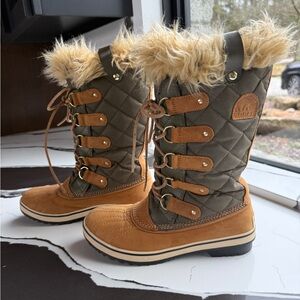 Sorel Tofino Waterproof Tall Lace Up Boots Tan and Army Green Women’s 8